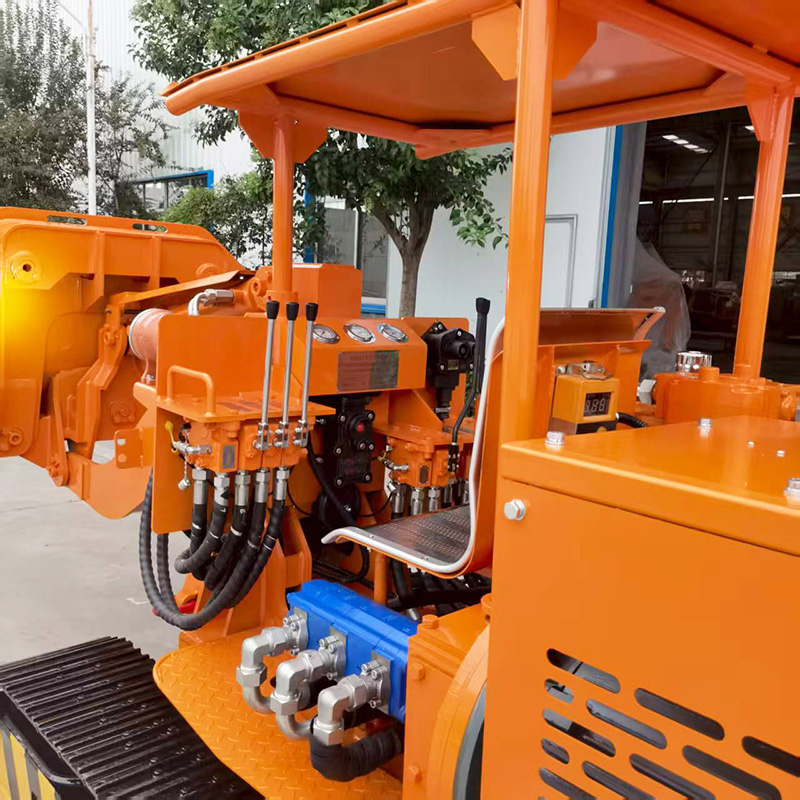 Chargeur de roches à déchargement latéral efficace