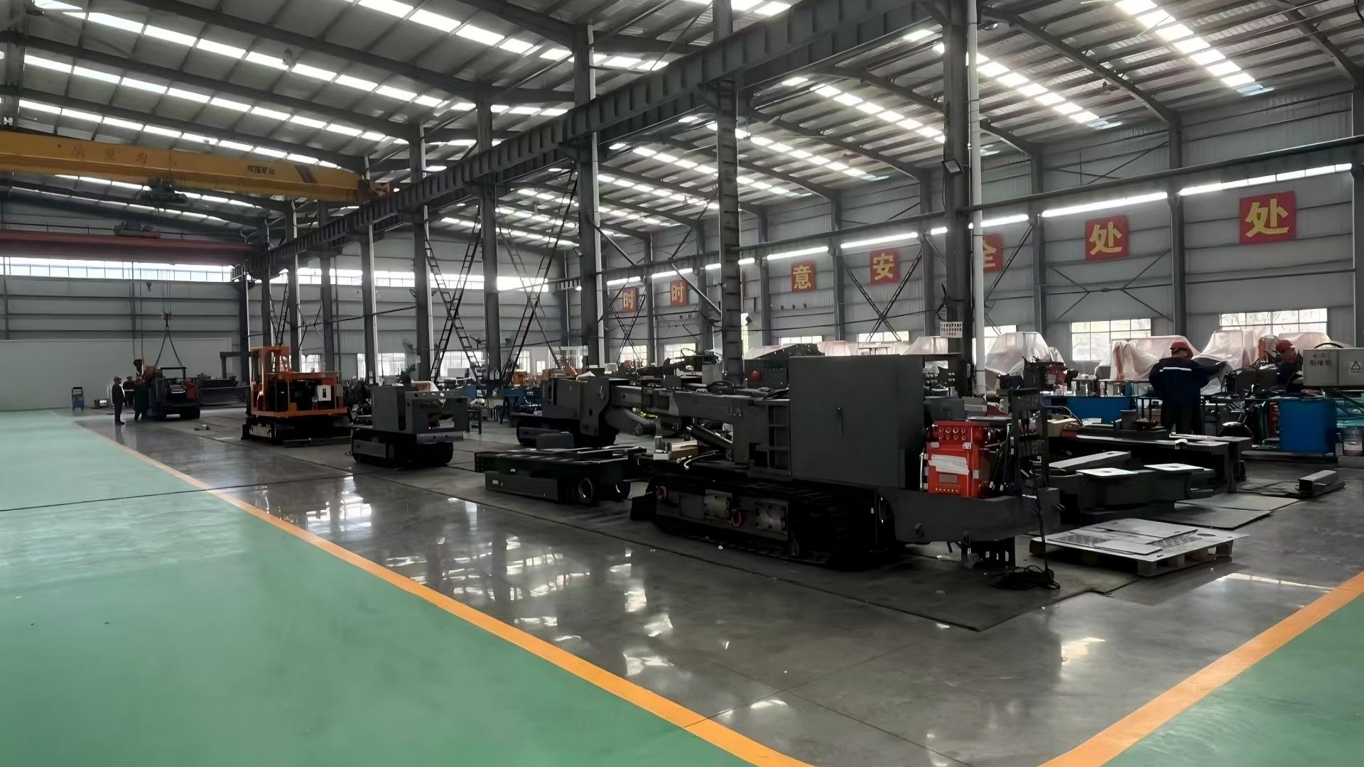 รถตักหินขนถ่ายด้านข้างเหมืองถ่านหิน